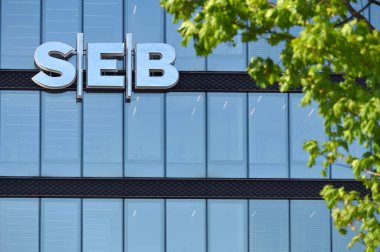 Vilnius, Litvanya - 10 Mayıs 2023 'te Vilnius' taki binanın SEB banka logosu. SEB Bank, İsveç 'in SEB Grubu' nun yan kuruluşu olan Litvanya Ticari Bankası 'dır