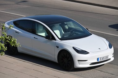 Vilnius, 10 Mayıs: Tesla arabası 10 Mayıs 2023 'te Litvanya' nın Vilnius şehrinde park halinde..