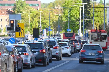 Vilnius, Litvanya - 10 Mayıs 2023, Vilnius otoyolu trafiği. Vilnius, Litvanya 'nın başkenti ve en büyük şehridir..