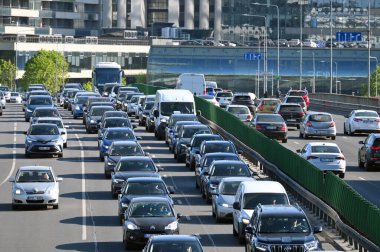 Vilnius, Litvanya - 10 Mayıs 2023, Vilnius otoyolu trafiği. Vilnius, Litvanya 'nın başkenti ve en büyük şehridir..