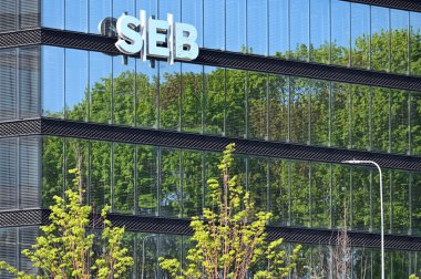 Vilnius, Litvanya - 10 Mayıs 2023 'te Vilnius' taki binanın SEB banka logosu. SEB Bank, İsveç 'in SEB Grubu' nun yan kuruluşu olan Litvanya Ticari Bankası 'dır
