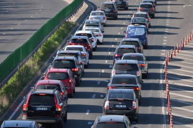 Vilnius, Litvanya - 10 Mayıs 2023, Vilnius otoyolu trafiği. Vilnius, Litvanya 'nın başkenti ve en büyük şehridir..