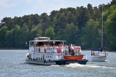 Mikolajki, Polonya, 12 Temmuz 2020 'de Sniardwy Gölü' nde tekne gezisi. Sniardwy, Polonya 'nın başkenti Polonya' nın Masurian Gölü bölgesinde bulunan bir göldür.