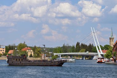 Mikolajki, Polonya, 14 Mayıs 2023 'te Polonya' nın Mikolajki kentinde gölden şehre doğru görüldü. Mikolajki, Polonya 'nın kuzeydoğusundaki Ilık-Masurian Voyvoda bir tatil köyüdür..