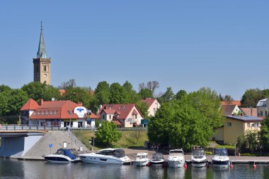Mikolajki, Polonya, 14 Mayıs 2023 'te Polonya' nın Mikolajki kentinde gölden şehre doğru görüldü. Mikolajki, Polonya 'nın kuzeydoğusundaki Ilık-Masurian Voyvoda bir tatil köyüdür..