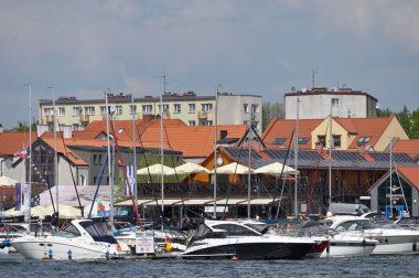 Mikolajki, Polonya, 14 Mayıs 2023 'te Polonya' nın Mikolajki kentinde gölden şehre doğru görüldü. Mikolajki, Polonya 'nın kuzeydoğusundaki Ilık-Masurian Voyvoda bir tatil köyüdür.