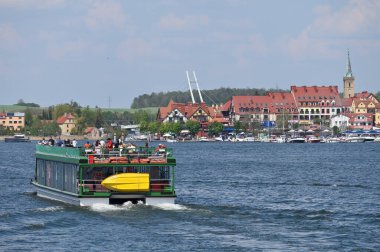 Mikolajki, Polonya, 12 Temmuz 2020 'de Sniardwy Gölü' nde tekne gezisi. Sniardwy, Polonya 'nın başkenti Polonya' nın Masurian Gölü bölgesinde bulunan bir göldür.