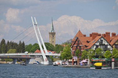 Mikolajki, Polonya, 14 Mayıs 2023 'te Polonya' nın Mikolajki kentinde gölden şehre doğru görüldü. Mikolajki, Polonya 'nın kuzeydoğusundaki Ilık-Masurian Voyvoda bir tatil köyüdür.