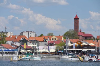 Mikolajki, Polonya, 14 Mayıs 2023 'te Polonya' nın Mikolajki kentinde gölden şehre doğru görüldü. Mikolajki, Polonya 'nın kuzeydoğusundaki Ilık-Masurian Voyvoda bir tatil köyüdür.