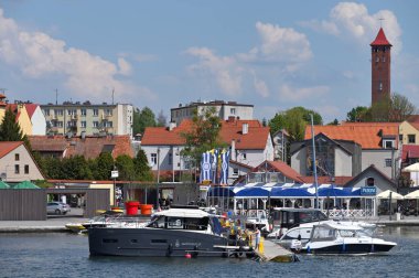 Mikolajki, Polonya, 14 Mayıs 2023 'te Polonya' nın Mikolajki kentinde gölden şehre doğru görüldü. Mikolajki, Polonya 'nın kuzeydoğusundaki Ilık-Masurian Voyvoda bir tatil köyüdür.