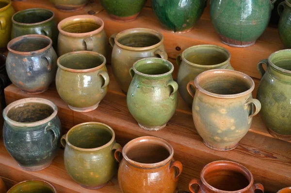 Enge Sicht Auf Krüge Auf Dem Flohmarkt Alte Vintage Keramikkrüge — Stockfoto