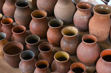 Bit pazarındaki sürahilerin yakın görüntüsü. Eski Vintage Seramik Sürahiler