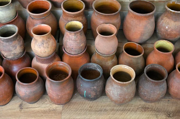 Enge Sicht Auf Krüge Auf Dem Flohmarkt Alte Vintage Keramikkrüge — Stockfoto