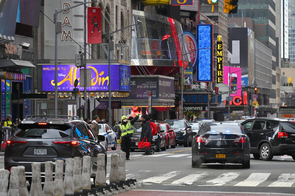 Нью-Йорк - 19 февраля 2023 года: движение на Манхэттенской улице, Нью-Йорк, США