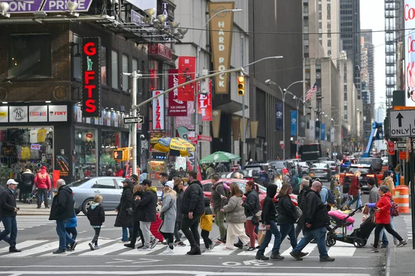 2023 맨해튼 거리에서 확인되지 사람들 — 스톡 사진