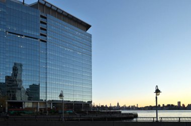 Jersey City 'de gün batımı ve Manhattan şehir merkezinde