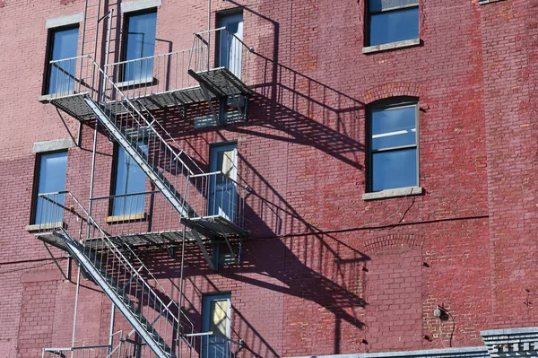 Altlackiertes Gebäude Mit Metalltreppe Fassade Brooklyn — Stockfoto