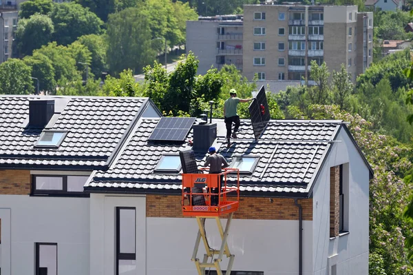 立陶宛维尔纽斯 2023年6月7日 立陶宛维尔纽斯的人们在屋顶上安装太阳能电池板 — 图库照片