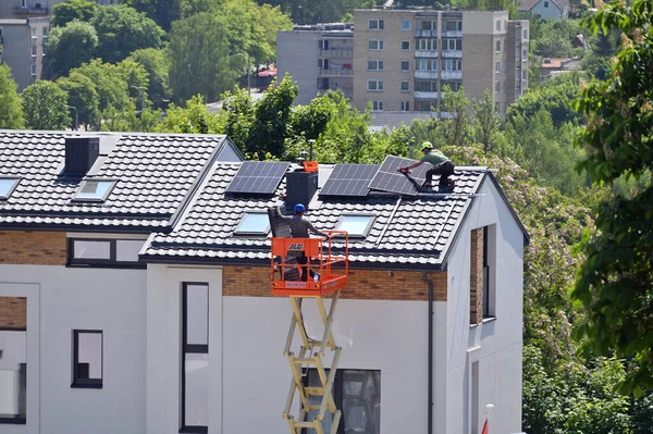 立陶宛维尔纽斯 2023年6月7日 立陶宛维尔纽斯的人们在屋顶上安装太阳能电池板 — 图库照片