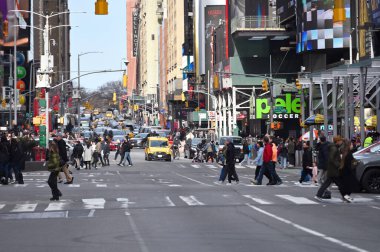 New York, ABD - 19 Şubat 2023: Manhattan, New York, ABD 'de kimliği belirsiz insanlar