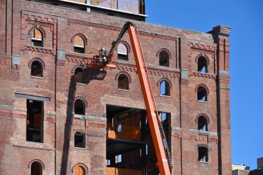 New York City - 14 Şubat 2023: Williamsburg, Brooklyn, New York, ABD 'deki Domino Park' taki eski şeker fabrikası