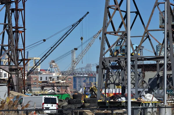纽约市 2023年2月14日 位于美国纽约市瓦隆湾的工业区和港口起重机 — 图库照片