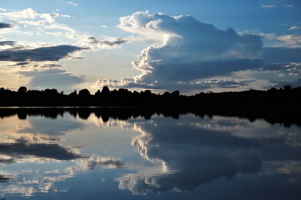 Céu Nublado Noite Refletido Lago Cloudscape Nuvens Céu Azul Reflexão — Fotografia de Stock