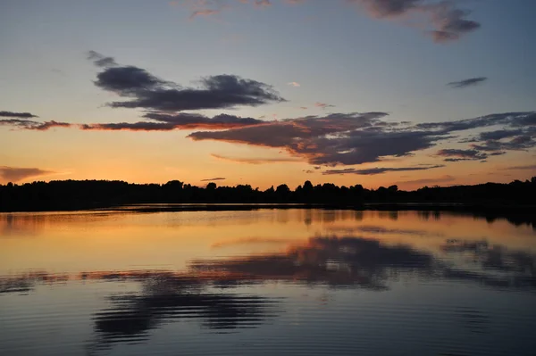 Pôr Sol Verão Sobre Lago Últimos Raios Sol Poente — Fotografia de Stock