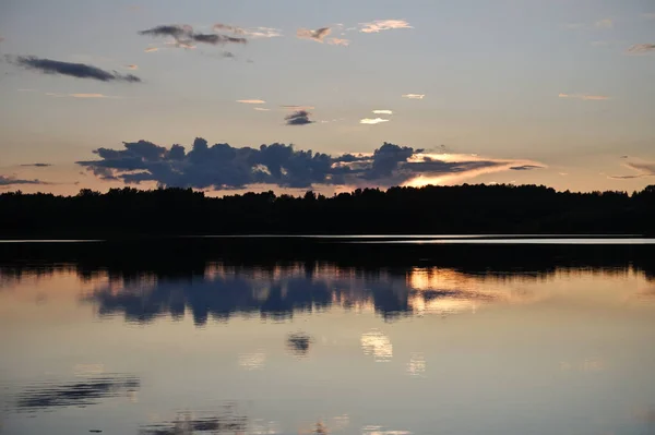 Pôr Sol Verão Sobre Lago Últimos Raios Sol Poente — Fotografia de Stock