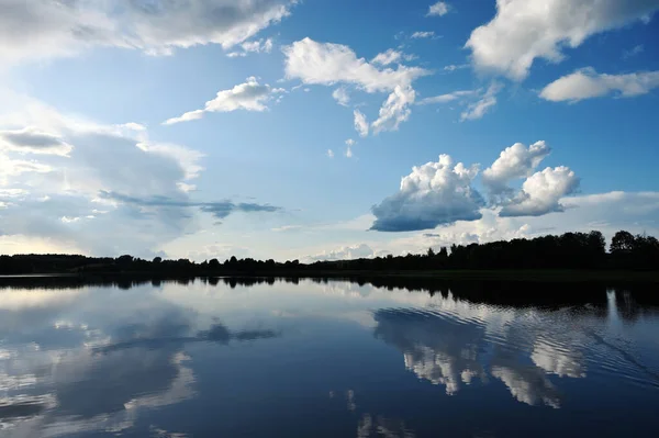 夕方曇りの空の湖に反映されます 雲のように 青い空と大きな湖の反射で雲 青い海の上の空の白い積雲 — ストック写真