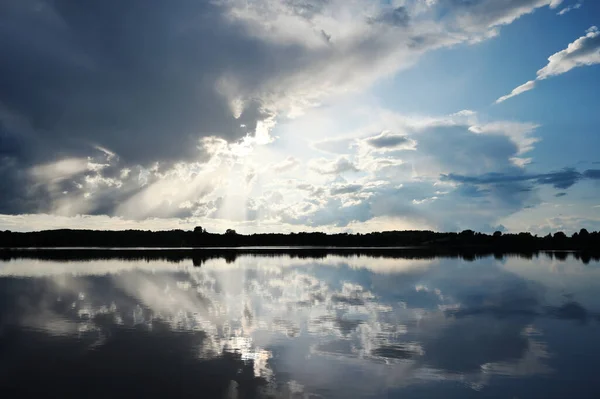 Sera Cielo Nuvoloso Riflesso Nel Lago Paesaggio Nuvole Nuvole Nel — Foto Stock