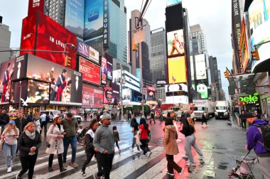 New York City - 16 Şubat 2023: New York 'taki Times Meydanı' nda kimliği belirsiz insanlar