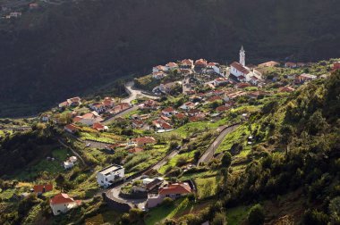 Madeira, Aralık 01, 2022: Atlantik Okyanusu kıyısında küçük bir kasaba, Madeira Adası, Portekiz