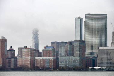 Manhattan 'da yağmurlu bir sabah, Jersey City' nin rıhtım manzarası.