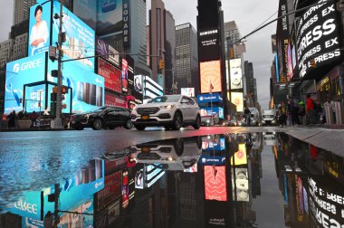 New York City - 16 Şubat 2023: Manhattan Times Meydanı 'ndaki reklamlar, New York City, ABD