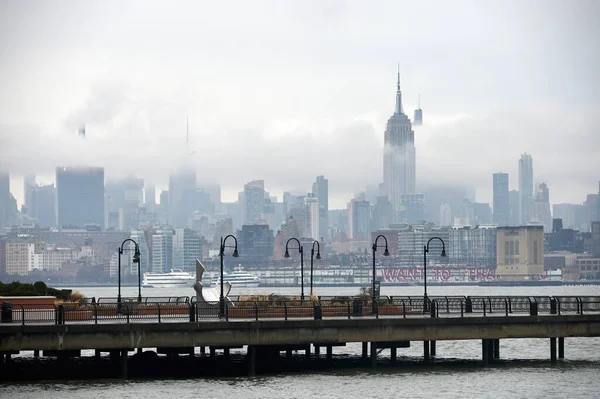 Jersey City, NJ, ABD - 17 Şubat 2023: Newport 'tan Manhattan' a Yağmur Günü, Jersey City, ABD