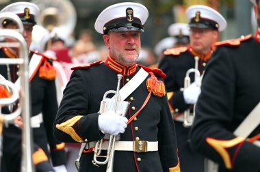 Vilnius, Litvanya - 26 Ağustos 2023: Silahlı Kuvvetler Bando Festivali 'nde kimliği belirsiz kişiler, Litvanya' nın Vilnius kentinde geçit töreni.