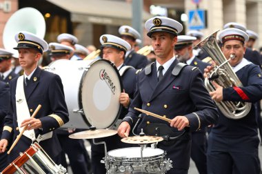 Vilnius, Litvanya - 26 Ağustos 2023: Silahlı kuvvetler bando festivali, Litvanya 'nın Vilnius kentindeki şehir caddesinde geçit töreni.