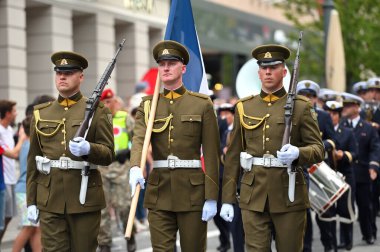 Vilnius, Litvanya - 26 Ağustos 2023: Silahlı kuvvetler bando festivali, Litvanya 'nın Vilnius kentindeki şehir caddesinde geçit töreni.