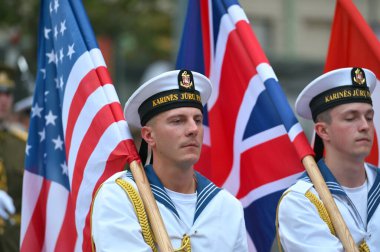 Vilnius, Litvanya - 26 Ağustos 2023: Silahlı Kuvvetler Bando Festivali 'nde kimliği belirsiz kişiler, Litvanya' nın Vilnius kentinde geçit töreni.