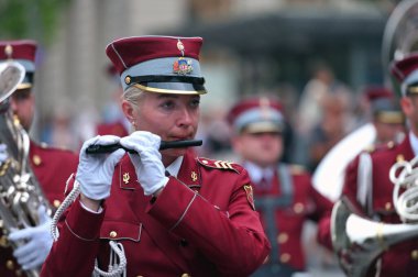 Vilnius, Litvanya - 26 Ağustos 2023: Silahlı Kuvvetler Bando Festivali 'nde kimliği belirsiz kişiler, Litvanya' nın Vilnius kentinde geçit töreni.