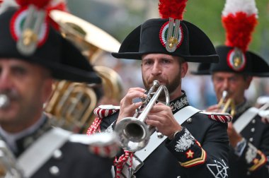 Vilnius, Litvanya - 26 Ağustos 2023: Silahlı Kuvvetler Bando Festivali 'nde kimliği belirsiz kişiler, Litvanya' nın Vilnius kentinde geçit töreni.
