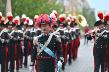 Vilnius, Litvanya - 26 Ağustos 2023: Silahlı kuvvetler bando festivali, Litvanya 'nın Vilnius kentindeki şehir caddesinde geçit töreni