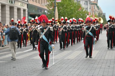 Vilnius, Litvanya - 26 Ağustos 2023: Silahlı kuvvetler bando festivali, Litvanya 'nın Vilnius kentindeki şehir caddesinde geçit töreni