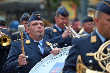 Vilnius, Litvanya - 26 Ağustos 2023: Silahlı Kuvvetler Bando Festivali 'nde kimliği belirsiz kişiler, Litvanya' nın Vilnius kentinde geçit töreni.