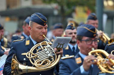 Vilnius, Litvanya - 26 Ağustos 2023: Silahlı Kuvvetler Bando Festivali 'nde kimliği belirsiz kişiler, Litvanya' nın Vilnius kentinde geçit töreni.