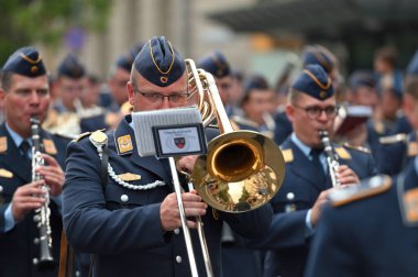 Vilnius, Litvanya - 26 Ağustos 2023: Silahlı Kuvvetler Bando Festivali 'nde kimliği belirsiz kişiler, Litvanya' nın Vilnius kentinde geçit töreni.