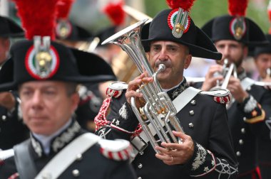 Vilnius, Litvanya - 26 Ağustos 2023: Silahlı Kuvvetler Bando Festivali 'nde kimliği belirsiz kişiler, Litvanya' nın Vilnius kentinde geçit töreni.