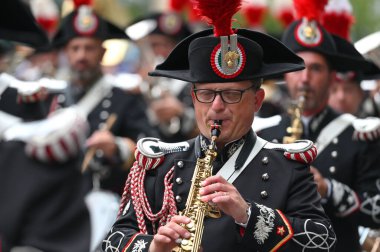 Vilnius, Litvanya - 26 Ağustos 2023: Silahlı Kuvvetler Bando Festivali 'nde kimliği belirsiz kişiler, Litvanya' nın Vilnius kentinde geçit töreni.