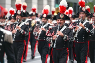 Vilnius, Litvanya - 26 Ağustos 2023: Silahlı kuvvetler bando festivali, Litvanya 'nın Vilnius kentindeki şehir caddesinde geçit töreni.